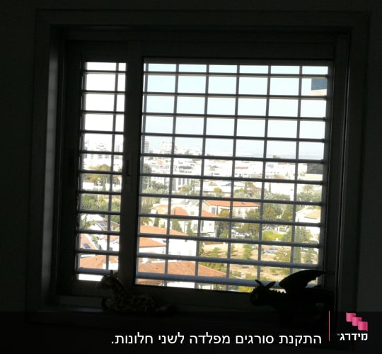 חלון עם סורגים ומסגרת מתכת